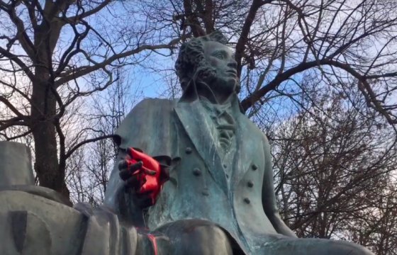 В Минске вандалы раскрасили памятник Пушкину