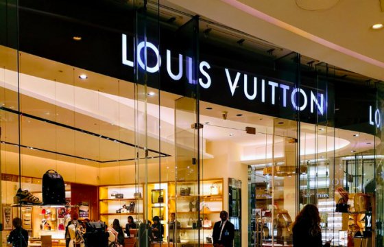 Владелец Louis Vuitton начнет производить антисептики