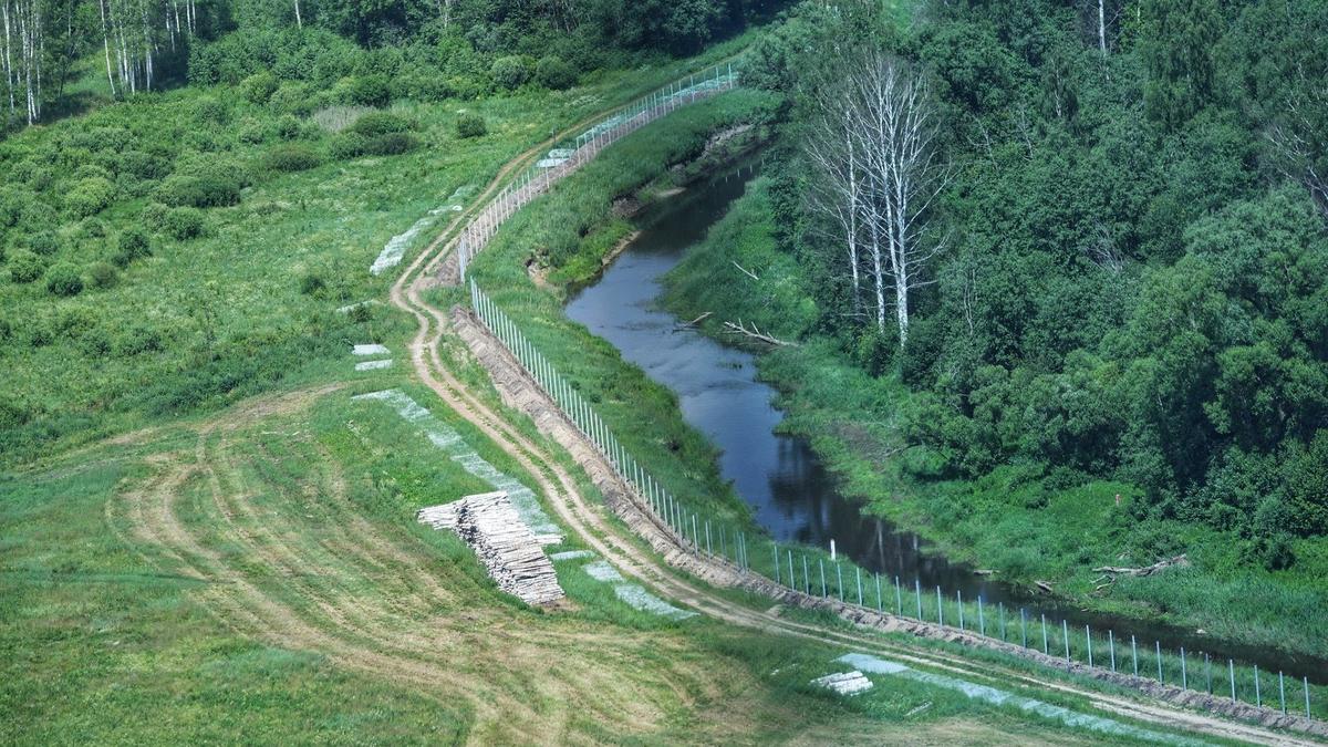 Латвия строит забор и копает рвы на границе с Россией
