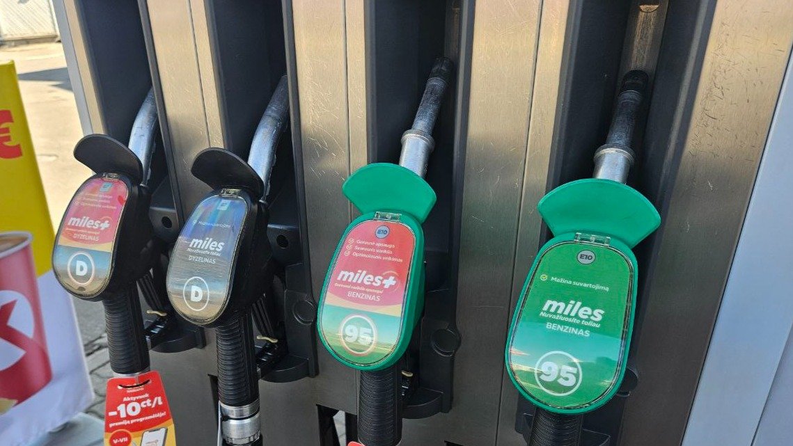 23% жителей Латвии стали реже ездить на личных автомобилях из-за роста цен на топливо — опрос «Citadele»