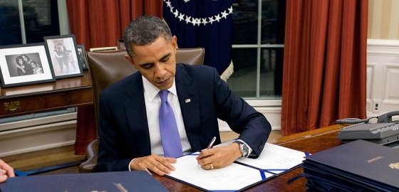 Обама подписал военный бюджет США с возможностью поставлять оружие Украине