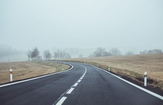 Почти 43% асфальтированных дорог Латвии находятся в плохом состоянии