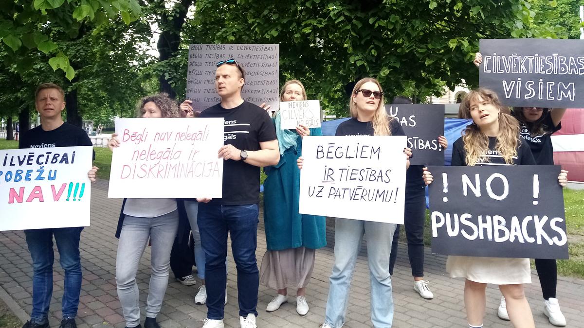 Просить убежище — не преступление. В Риге прошел пикет против закона, разрешающего пушбэки на границе с Беларусью