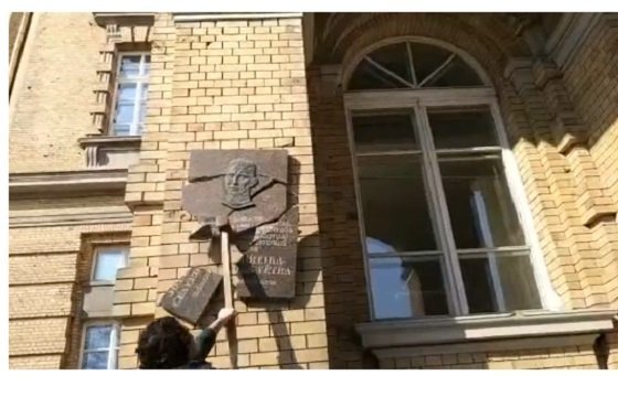 Разбивший памятную доску генералу Ветре в Вильнюсе не смог собрать подписи для выборов в Европарламент