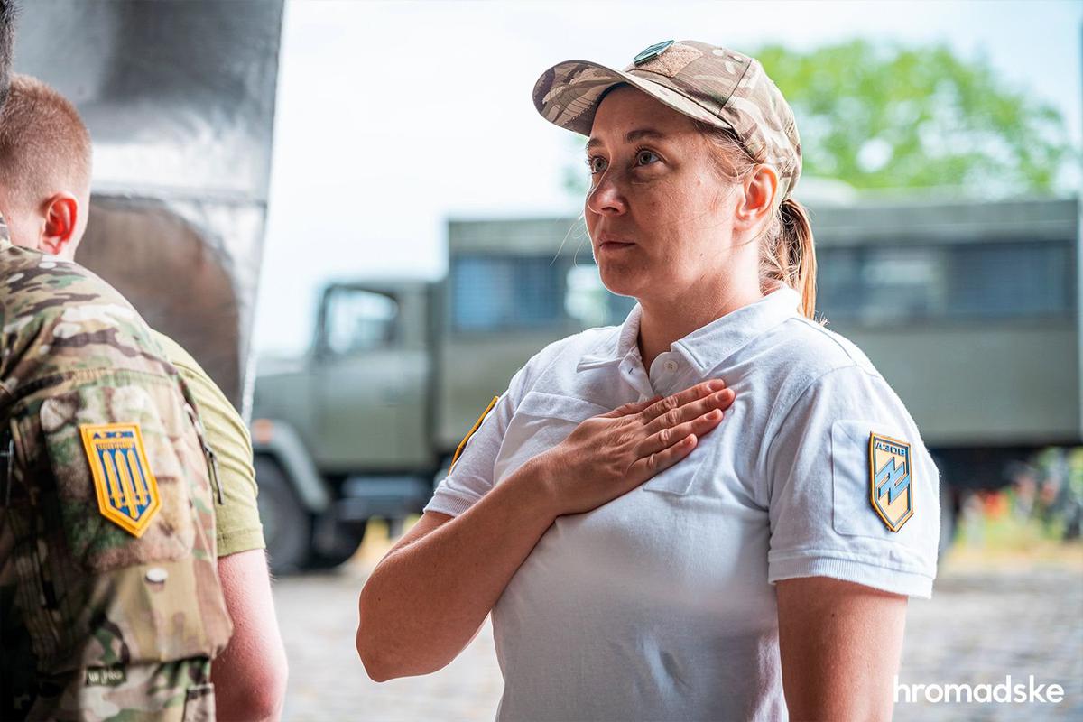 Елена на Байковом кладбище во время прощания с погибшим азовцем Фото: Михаил Мещеринов / hromadske