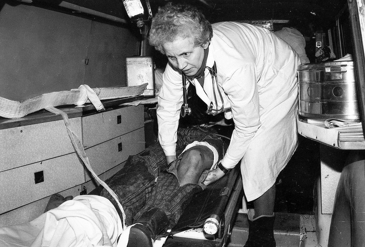 Медик оказывает помощь пострадавшему у телебашни в ночь на 13 января 1991 года. Фото из архива Паулюса Лилейкиса