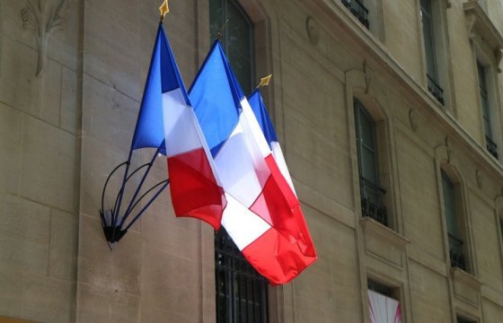 Франция вводит комендантский час на праздники