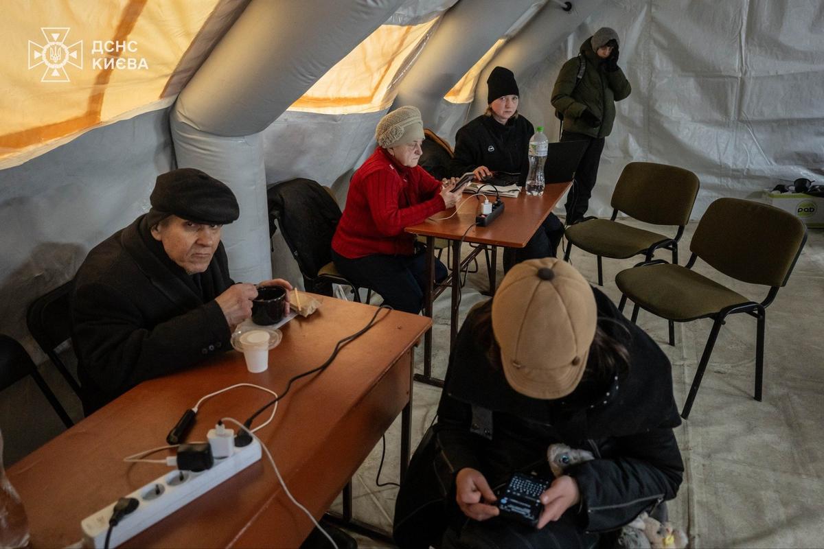 Из-за постоянных ударов российских войск по энергетической инфраструктуре Украины в стране работают пункты обогрева. Фото: ДСНС Киева