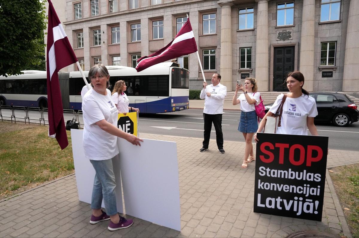 Протест против Стамбульской конвеции у правительства Латвии, 2023 год. Фото: LETA