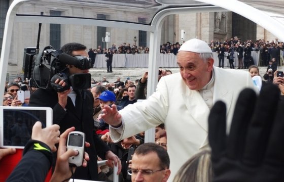 Папа Римский призвал просить прощения у геев, женщин и детей