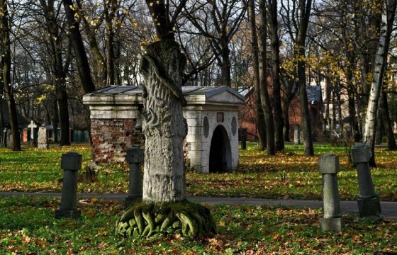 В Латвии оцифровывают кладбища