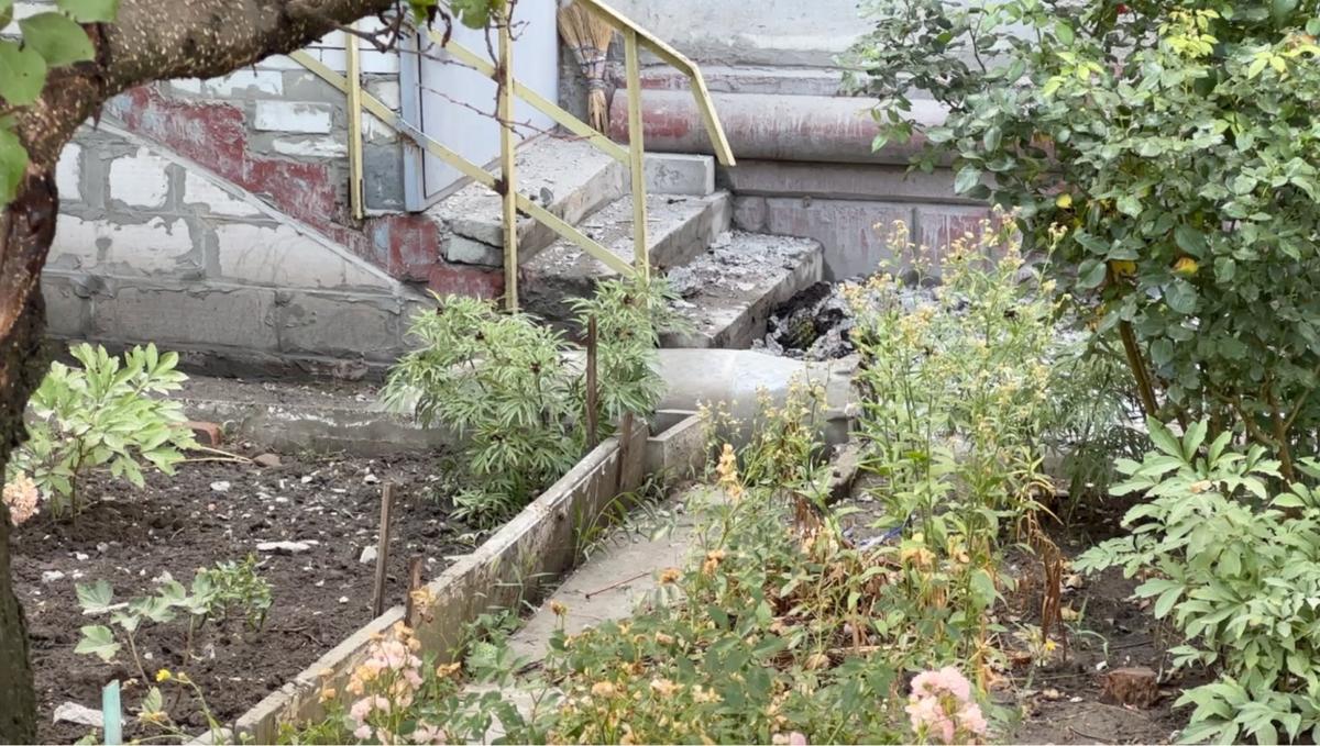 Снаряд во дворе, Запорожская область. Фото «Новостей Донбасса»