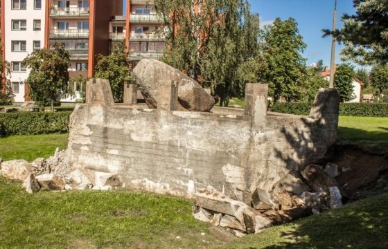 В Латвии снесли памятник советским морякам