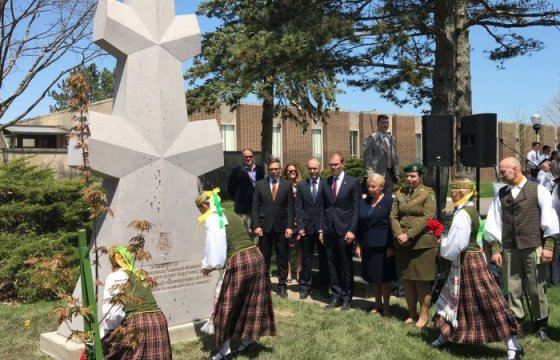 В Чикаго открыли памятник литовскому партизану Адолфасу Раманаускасу-Ванагасу