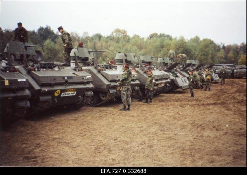 BALTBAT знакомится с техникой на учениях в Нидерландах, 1994 г.  Фото : архив эстонского Киберуправления Сил обороны