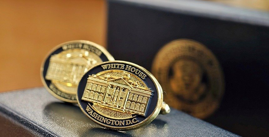 Запонки с изображением Белого дома — подарок Дональда Трампа для Александра Лукашенко. Фото: БелТа