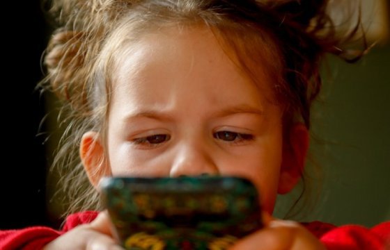 Опрос: почти 70% латвийских родителей наказывают детей запретом пользоваться смарт-устройствами