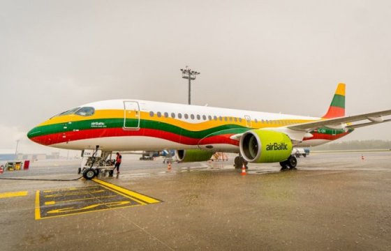 Airbaltic покрасила самолет в цвета флага Литвы