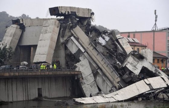 В итальянской Генуе обрушился автомобильный мост
