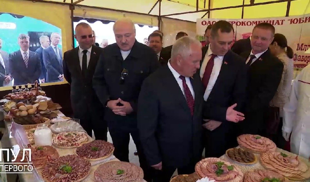 Александр Лукашенко пробует продукцию агрокомбината «Юбилейный». Фото: ТГ-канал «Пул первого»