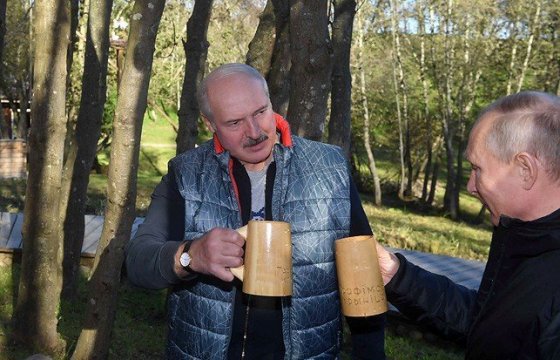 Президент Беларуси пообещал Путину не поставлять плохую водку и закуску