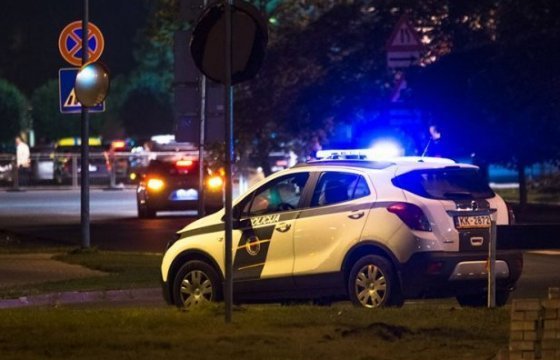 В Латвии полиция получит право останавливать машины для проверки изоляции