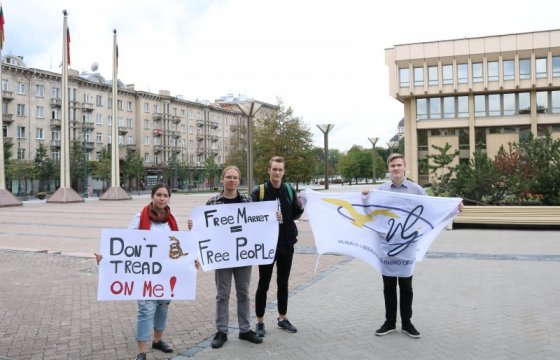 В Вильнюсе на протест против запрета работы ТЦ по воскресеньям пришли 4 человека