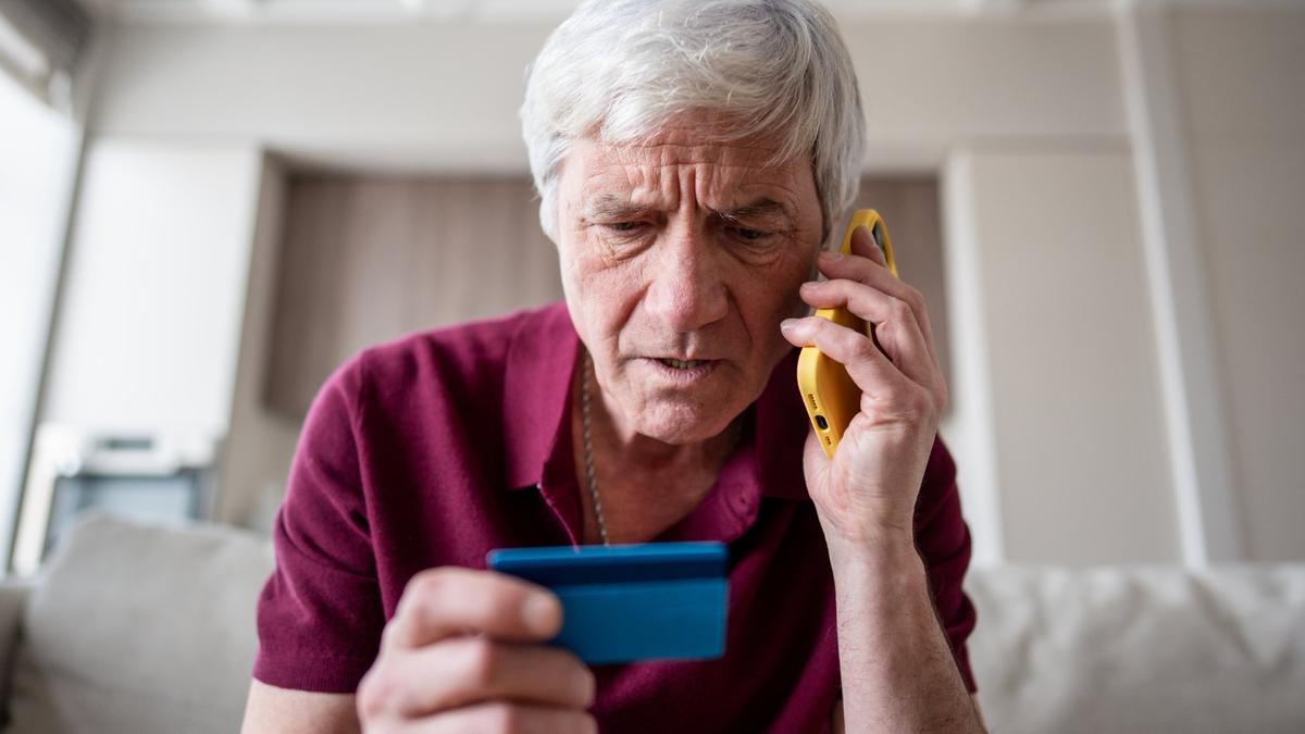 «Попадаются даже самые уверенные в себе». Психология обмана: как мошенники манипулируют нашими эмоциями