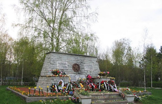 Генконсульство России в Нарве реставрирует памятник на братской могиле советских солдат