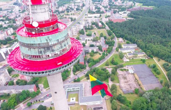 На Вильнюсской телебашне вывесили самый большой литовский флаг (ФОТО)