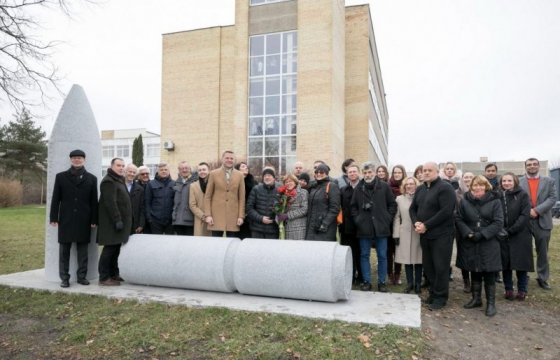 В Вильнюсе появилась скульптура в память об изобретателе ракет Казимире Семеновиче (ФОТО)