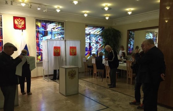 На участке в посольстве России в Вильнюсе 18-летним избирателям вручали «Историю России»