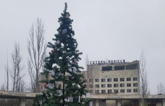 В Припяти установили елку впервые с момента аварии на ЧАЭС
