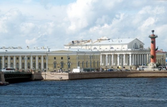 Неизвестные закрасили мемориальную доску Колчаку в Петербурге