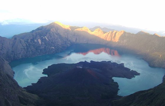 В Индонезии около 700 альпинистов заблокированы на горе после землетрясения