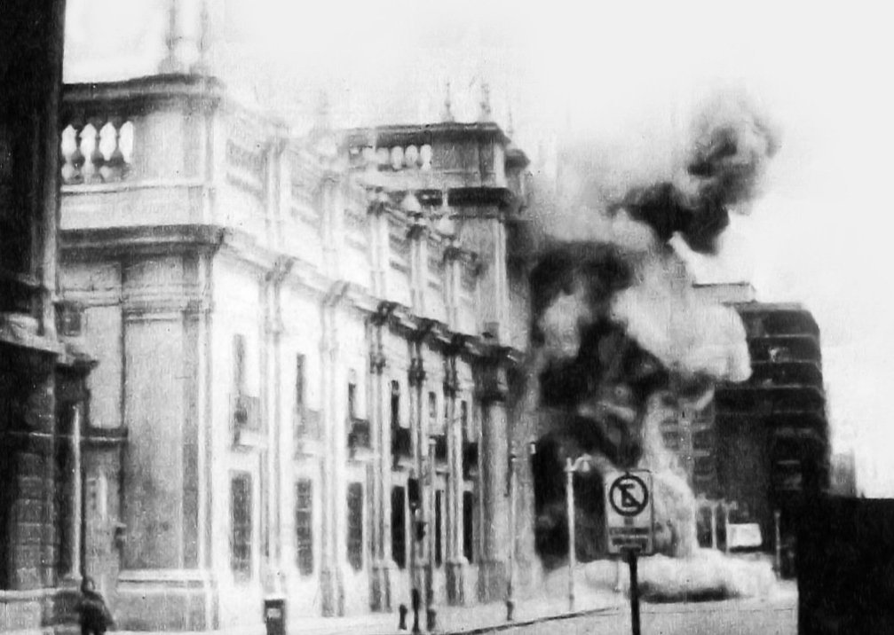 Бомбардировка президентского дворца «Ла Монеда» во время военного переворота в Чили. Фото:  Wikimedia Commons , CC BY 3.0