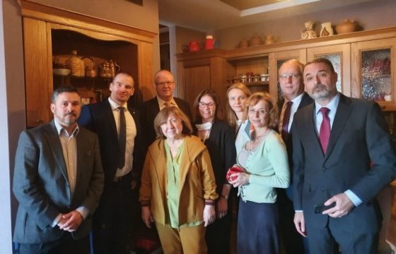 Дипломаты из Литвы, Швеции, Чехии и других стран ЕС прибыли к Алексиевич для защиты от задержания