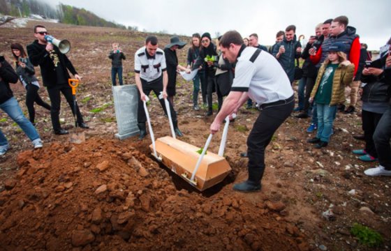 В России закопали в гробу 200 кг салата «Цезарь»