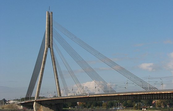 В Риге автомобиль врезался в Вантовый мост: водитель погиб