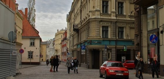 Треть жителей Латвии опасаются общественных мест после терактов в Париже