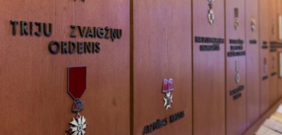Монетный двор Литвы произведет государственные награды для Латвии