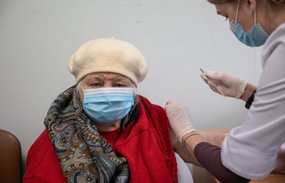 В Вильнюсе пенсионеров начали вакцинировать на дому