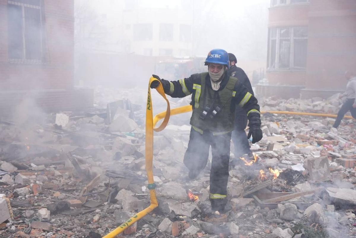 Спасатели работают на местах обстрелов. Фото: ДСНС Украины
