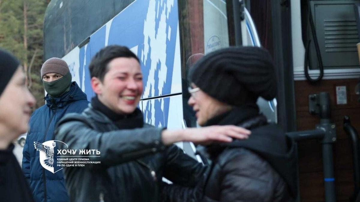 Из беларуских тюрем освободили 123 политзаключенных. На свободе Мария Колесникова, Виктор Бабарико, Алесь Беляцкий и другие