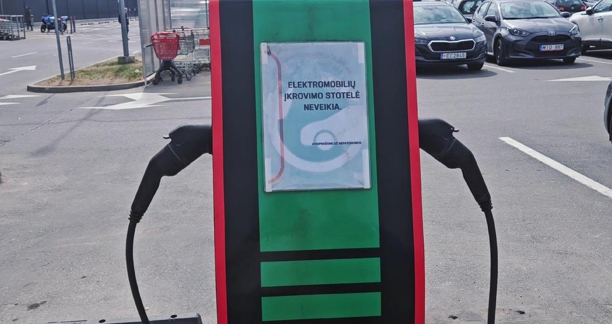 Неработающая станция подзарядки электромобилей в Вильнюсе. Фото: Новая газета. Балтия
