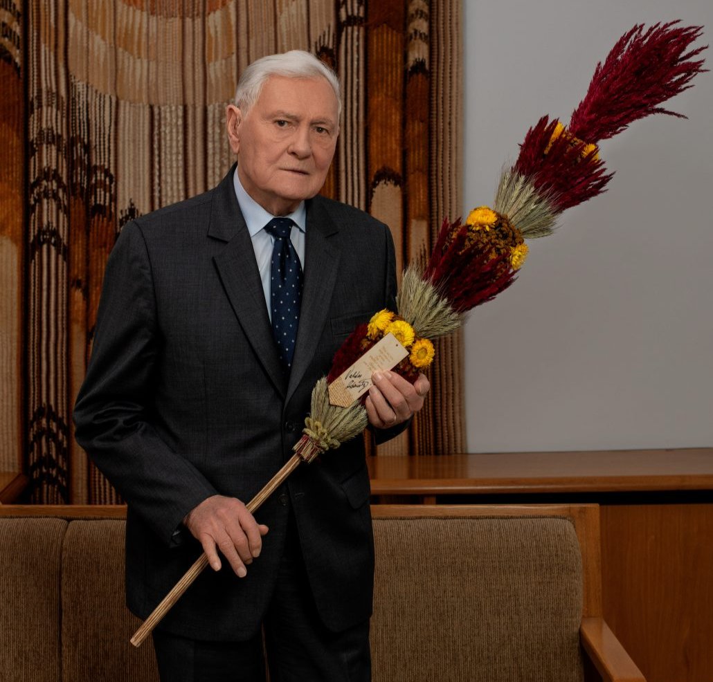 Экс-президент Литвы Валдас Адамкус с памятной вербой. Фото: Vilnius.lt