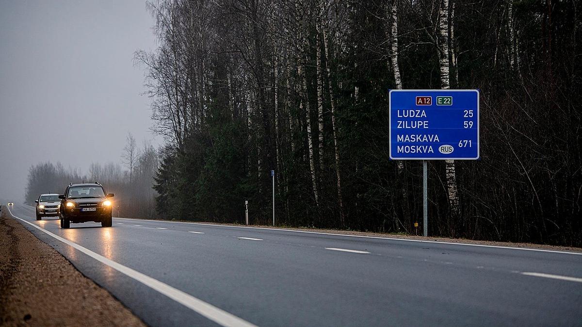 В Латвии планируют убрать с дорожных знаков названия населенных пунктов России и Беларуси