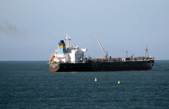 Танкер, загоревшийся накануне в Рижском заливе, доставили в порт