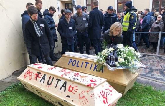 Акция латвийских медиков: Гроб или чемодан?