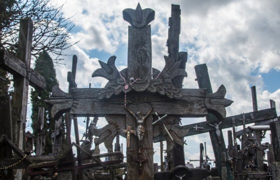 В Литве расследуют акт вандализма китайских туристов на Горе крестов